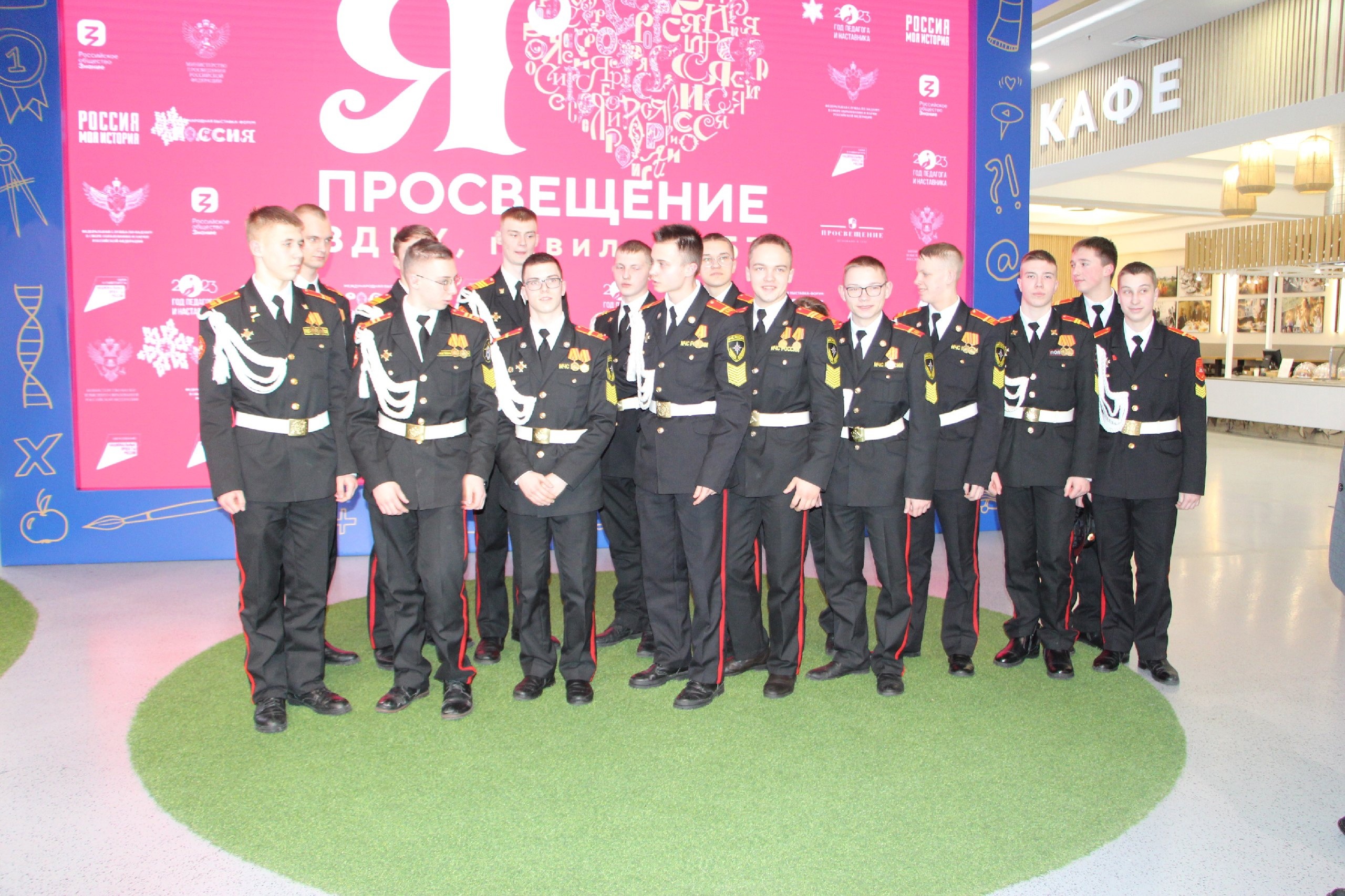 Представители Рособрнадзора, выпускники, преподаватели и курсанты вузов Минобороны поговорили о военных профессиях.