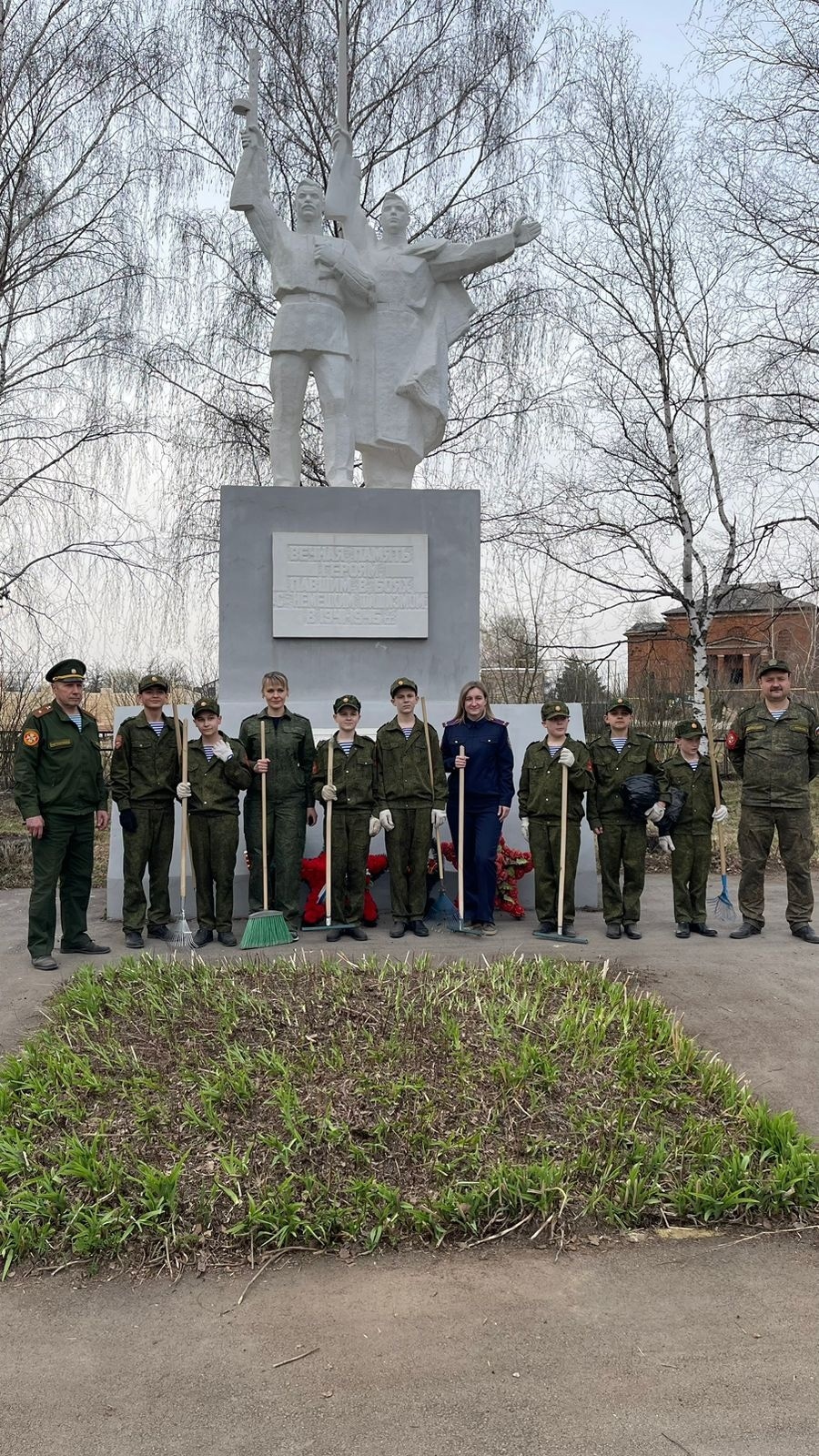 Подготавливаемся к празднованию Дня Победы: кадеты совместно  СУ СК РФ провели уборку на памятнике &amp;quot;Воин и партизан&amp;quot;.