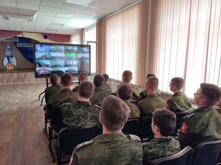 Старшие курсы приняли участие в формате онлайн-урока в открытии Всероссийской военно-патриотической акции «Знание. Герои».