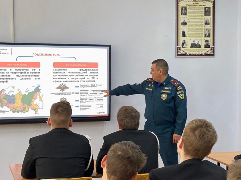 Кадетам Первомайской кадетской школы рассказали о деятельности центра управления в кризисных ситуациях регионального МЧС.