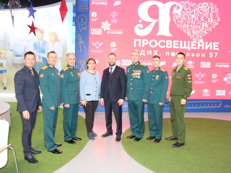 Представители Рособрнадзора, выпускники, преподаватели и курсанты вузов Минобороны поговорили о военных профессиях.