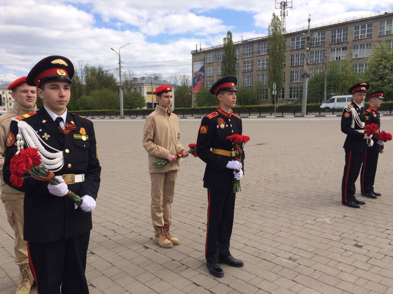 9 мая на площади Победы в Туле состоялось возложение цветов и гирлянд к Вечному огню..